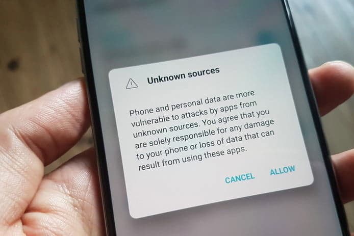 Mensaje en la pantalla d'un teléfono que advierte que sobre los riesgos de instalar una app de Android fuera de la Play Store u otras fuentes.