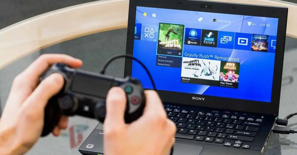 Gioca con una console sullo schermo di un laptop