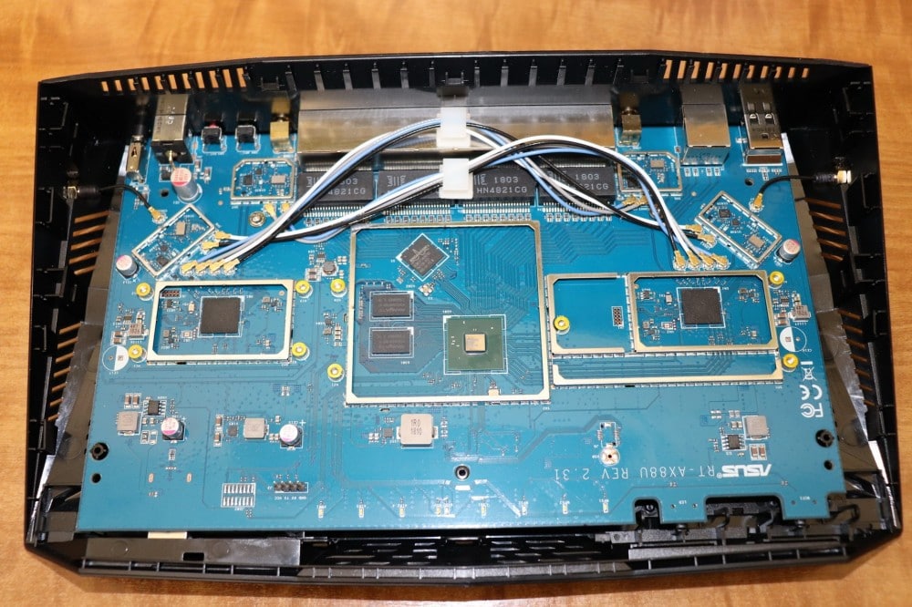 Komponenter av routern ASUS RT-AX88U och detalle