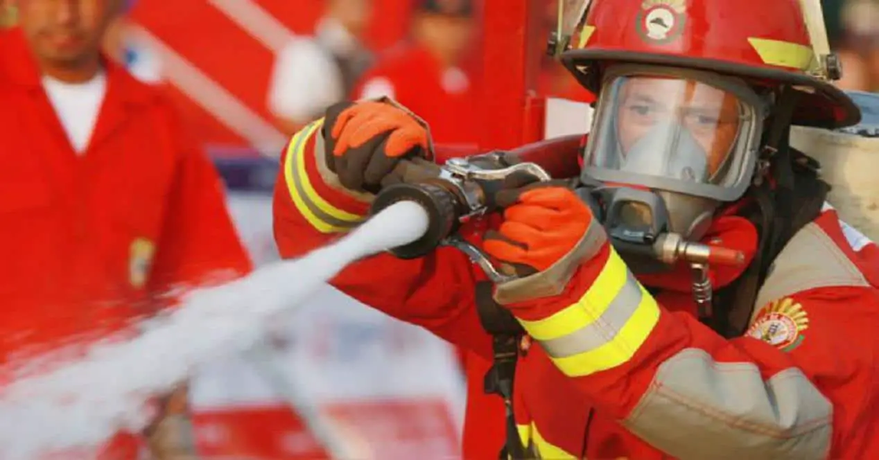 Пожарная служба является. Пожарник. Пожарный картинка. Пожарные фотосток. Игры про пожарных.