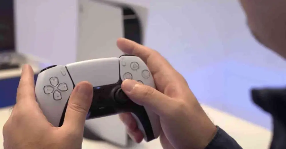 Sluit een PS5-controller aan en gebruik deze om op pc te spelen