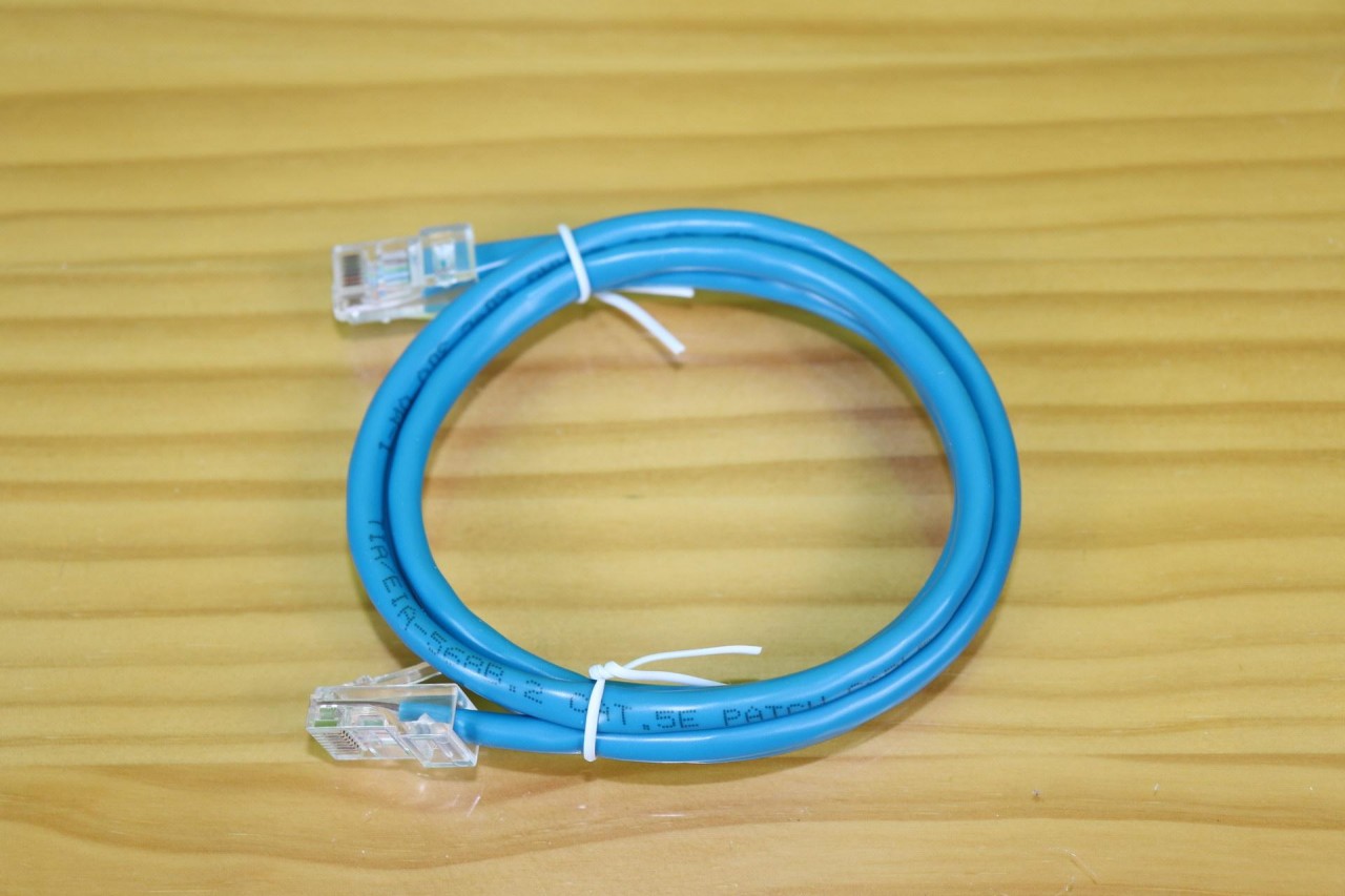 Cable de red Cat5e du routeur D-Link DIR-842 en detalle
