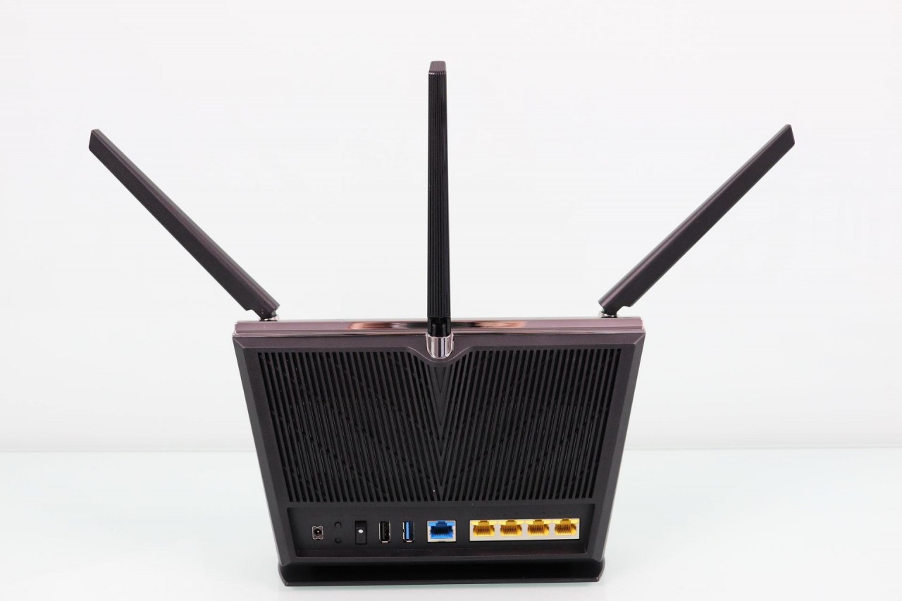 Vista trasera del router WiFi ASUS RT-AX68U en detalle