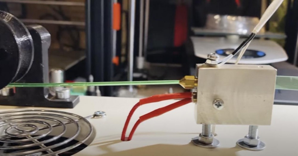 Un robot recycle le plastique et le transforme en filaments