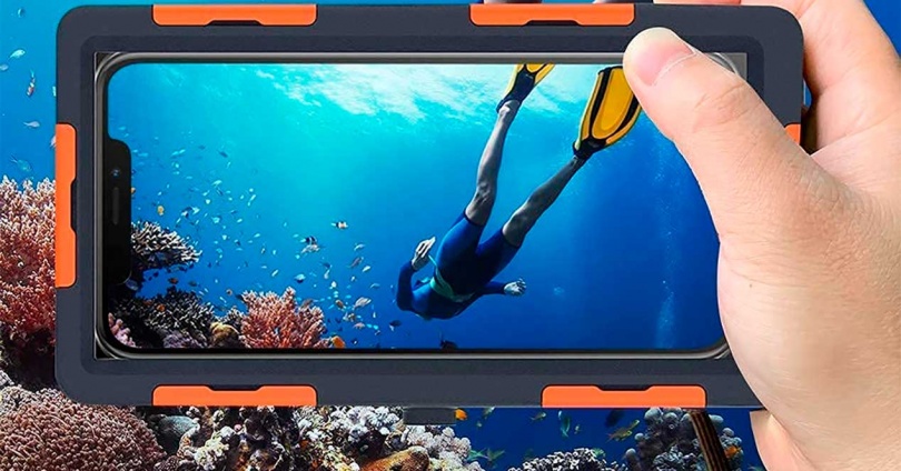 Best Covers to Protect Your Mobile Phone from Water on the Beach