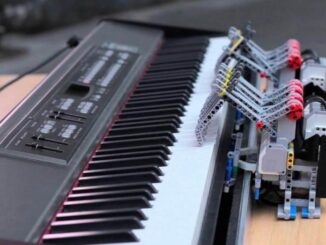 Riverside University entwickelt einen Roboter, der alleine Klavier spielt