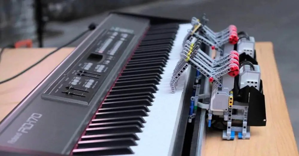 Riverside University skapar en robot som spelar piano på egen hand