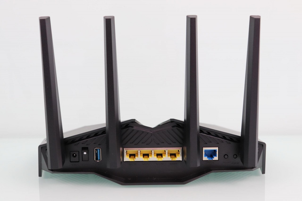 Trasera del router ASUS RT-AX82U og detalle