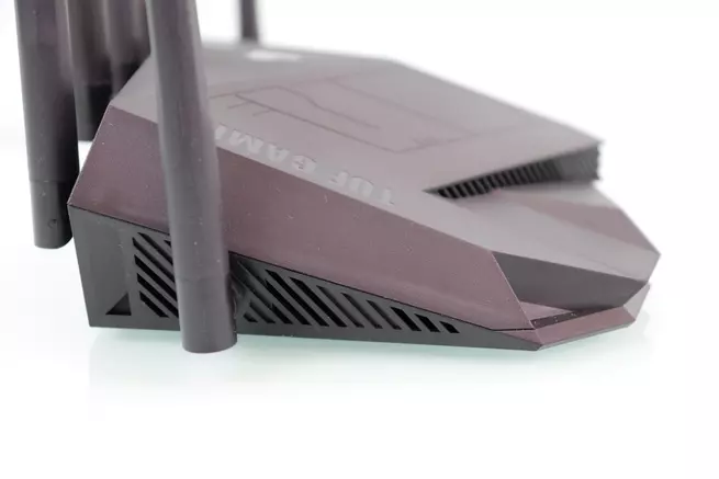 Lateral stânga la router ASUS TUF-AX5400