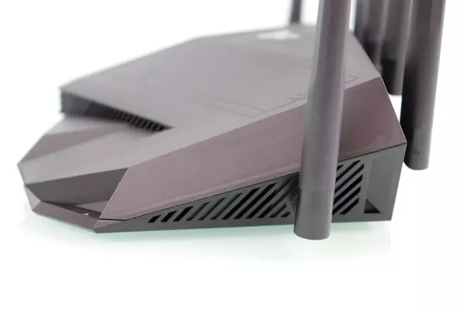 Lateral afbrydelse af router-spil ASUS TUF-AX5400 og detalle