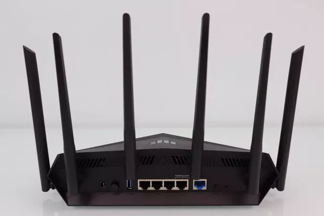 Trasera del Router Gaming ASUS TUF-AX5400 con sus puertos Gigabit