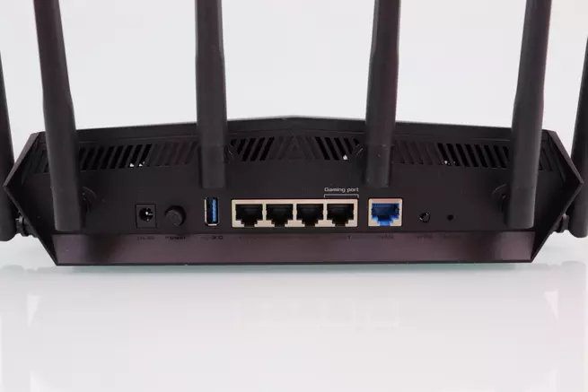 Alimentation, USB, porte Gigabit LAN og WAN og botoner til router ASUS TUF-AX5400