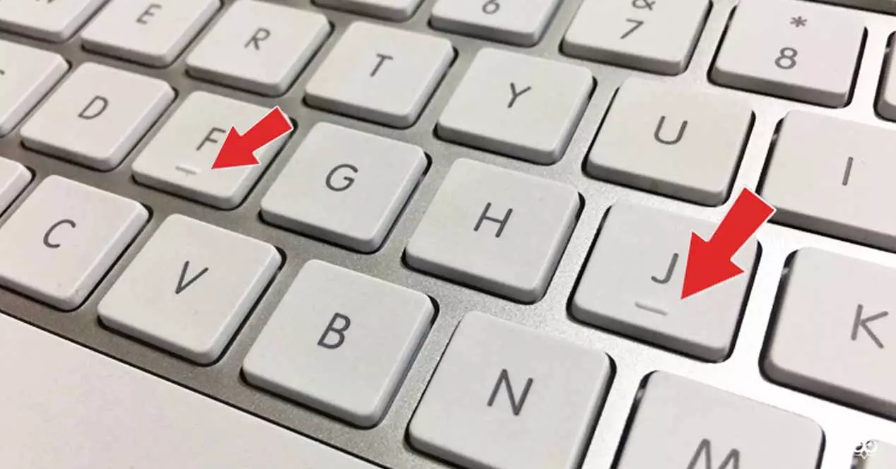 De ce sunt toate literele F și J de pe tastaturi crestate