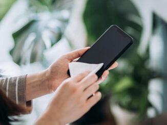 Remove Any Stain from the Mobile Screen