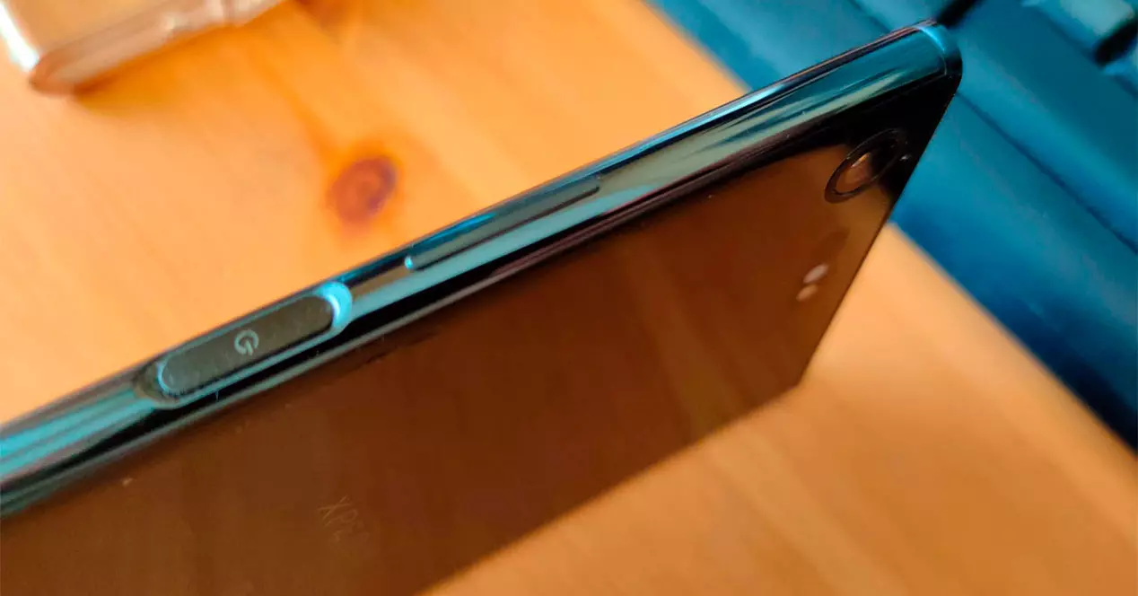 Side Fingerprint Reader Is in Fashion