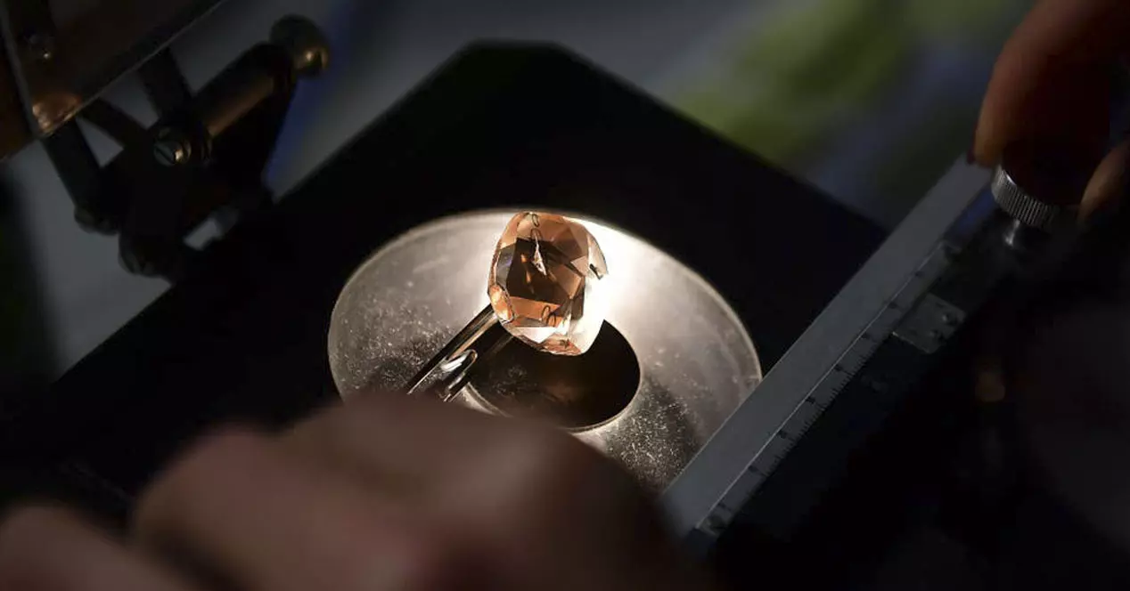 Chinese Scientists Create a Crystal That Can Scratch a Diamond