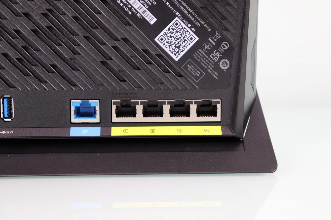 Puertos Gigabit Ethernet für WAN und LAN des Routers ASUS RT-AX86S