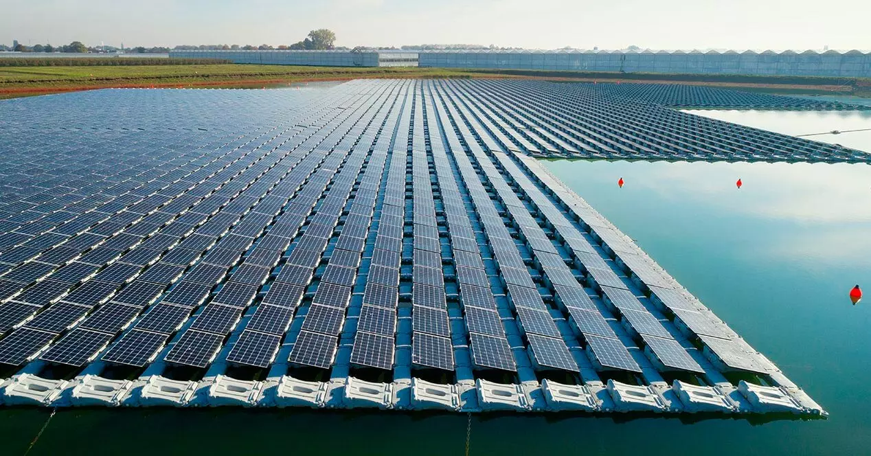 il y a des usines de panneaux solaires flottants