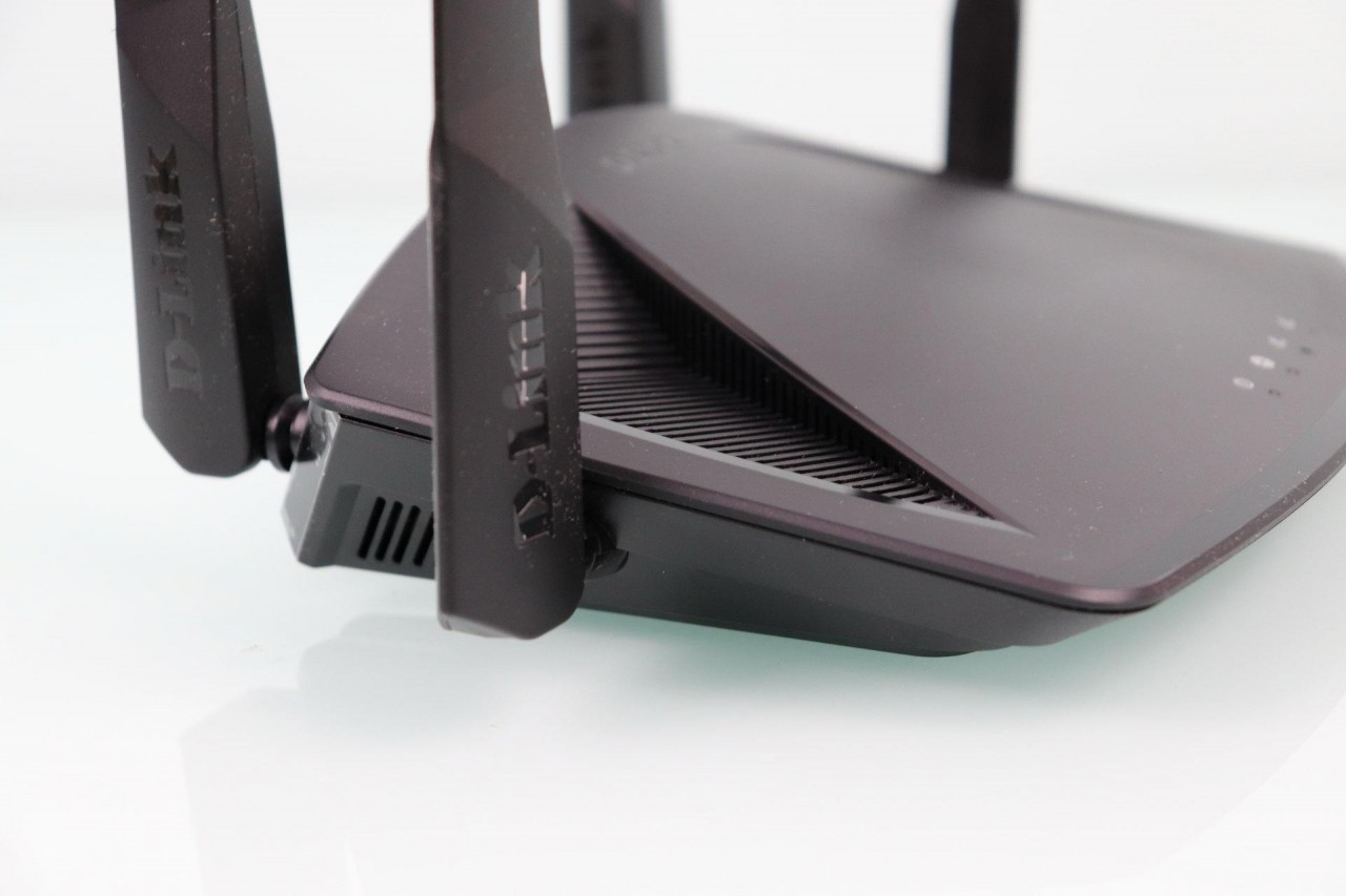 Boczny izquierdo del router D-Link DIR-X1860 z anteną zewnętrzną bez demontażu