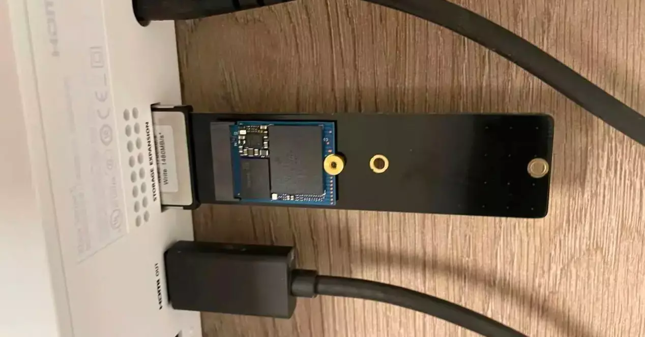 非常に自家製の方法でSSDをXboxシリーズSに接続します