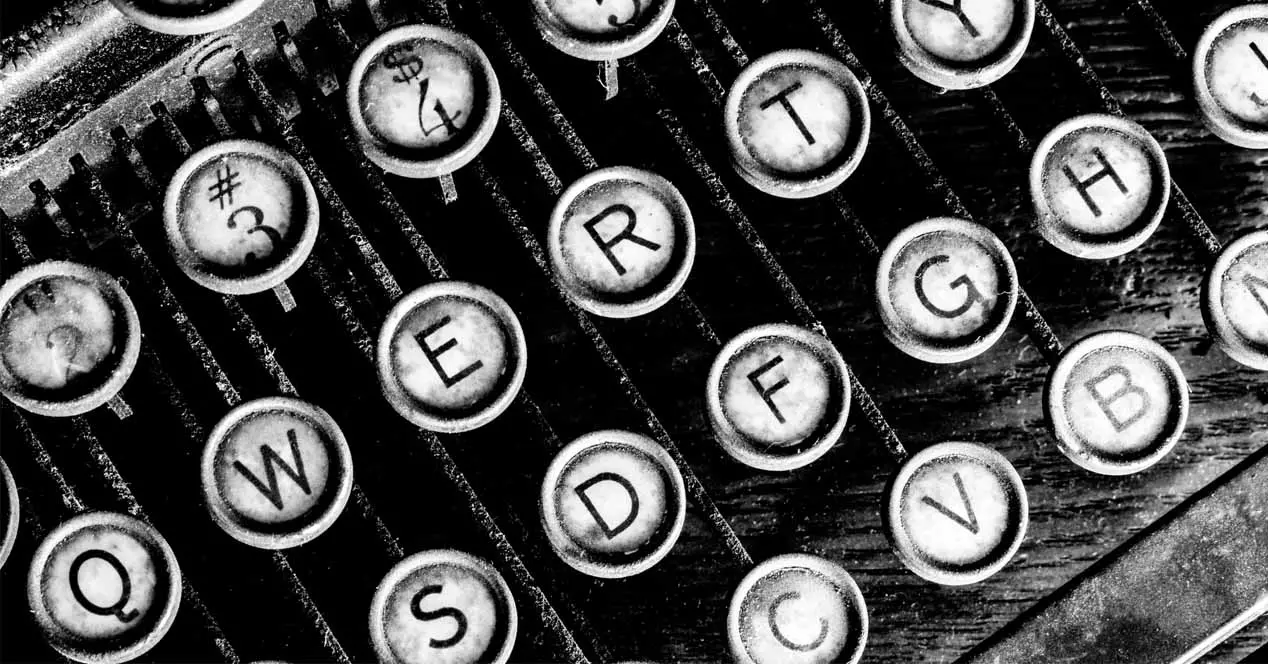 QWERTY: tämän näppäimistöasettelun alkuperä ja historia