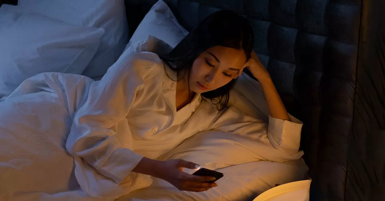 Why shouldn't you be with your mobile before going to sleep