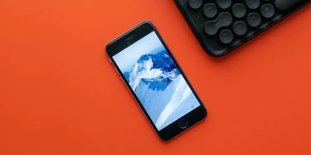 iPhone 6s en fondo naranja