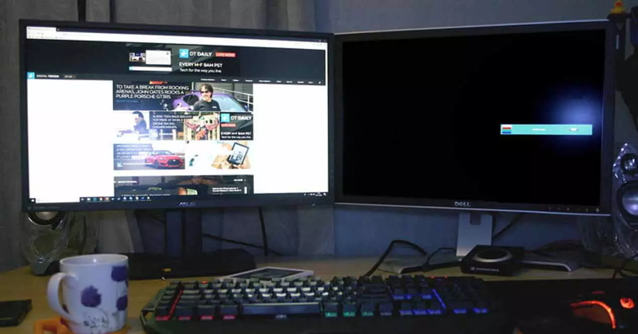 Connect a second monitor to the PC