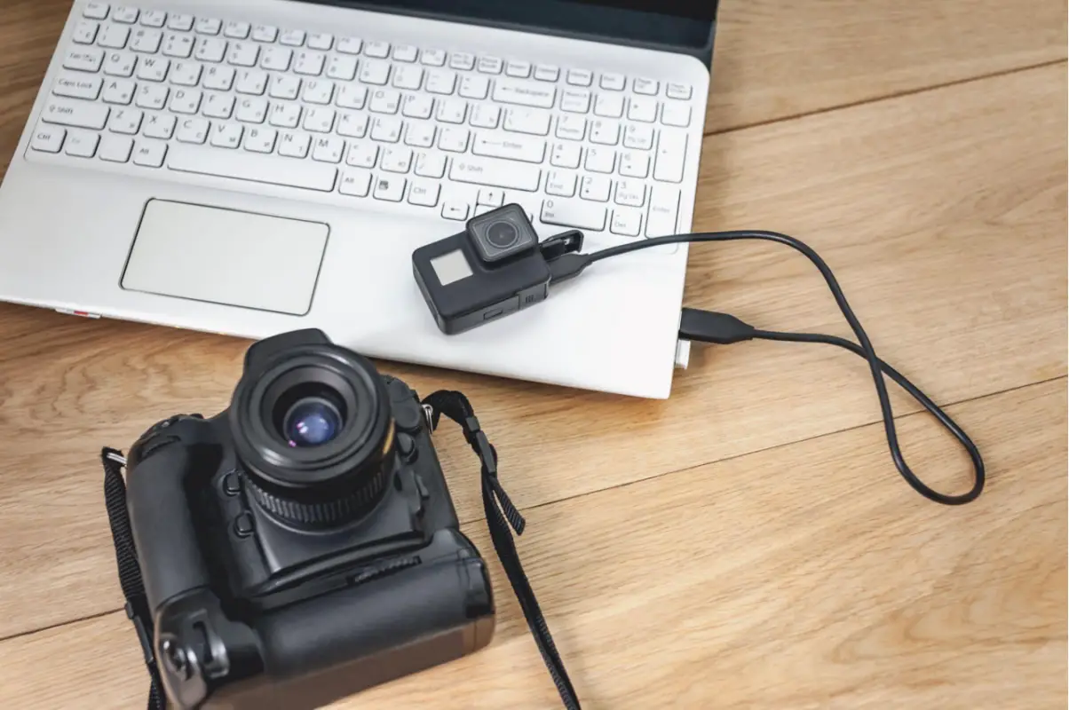 kamera og laptop