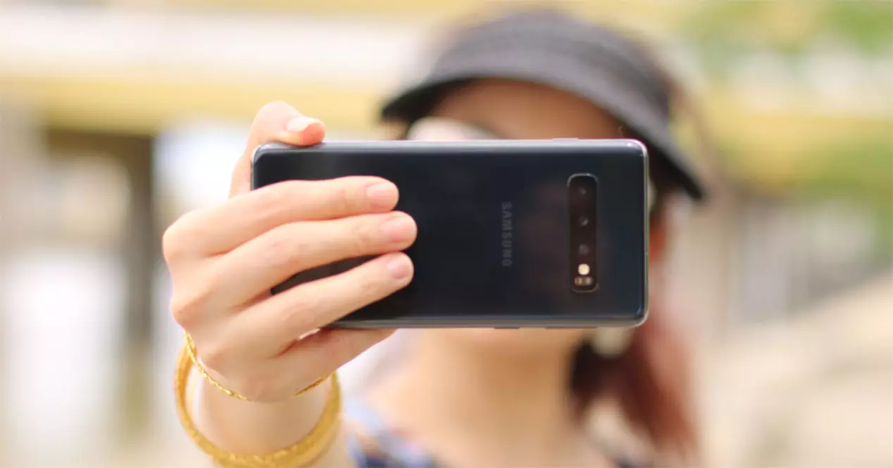 use o ângulo de selfie inteligente dos celulares Samsung