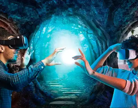 how does a virtual reality environment work