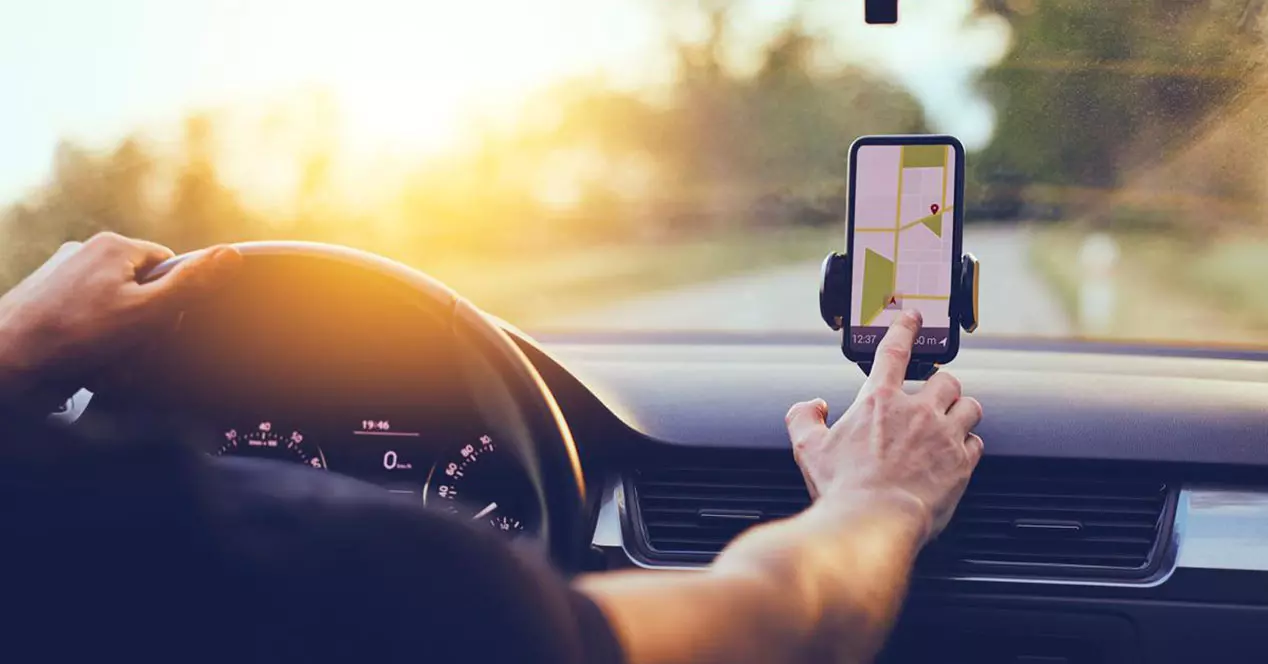 carregue seu celular no carro para não ser multado