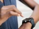 pulire un braccialetto di attività o uno smartwatch