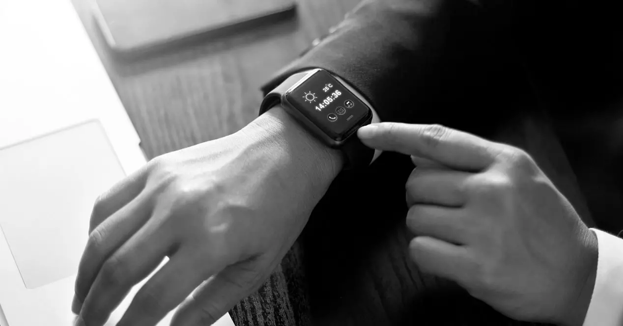 Can I be fined for looking at the smartwatch while driving