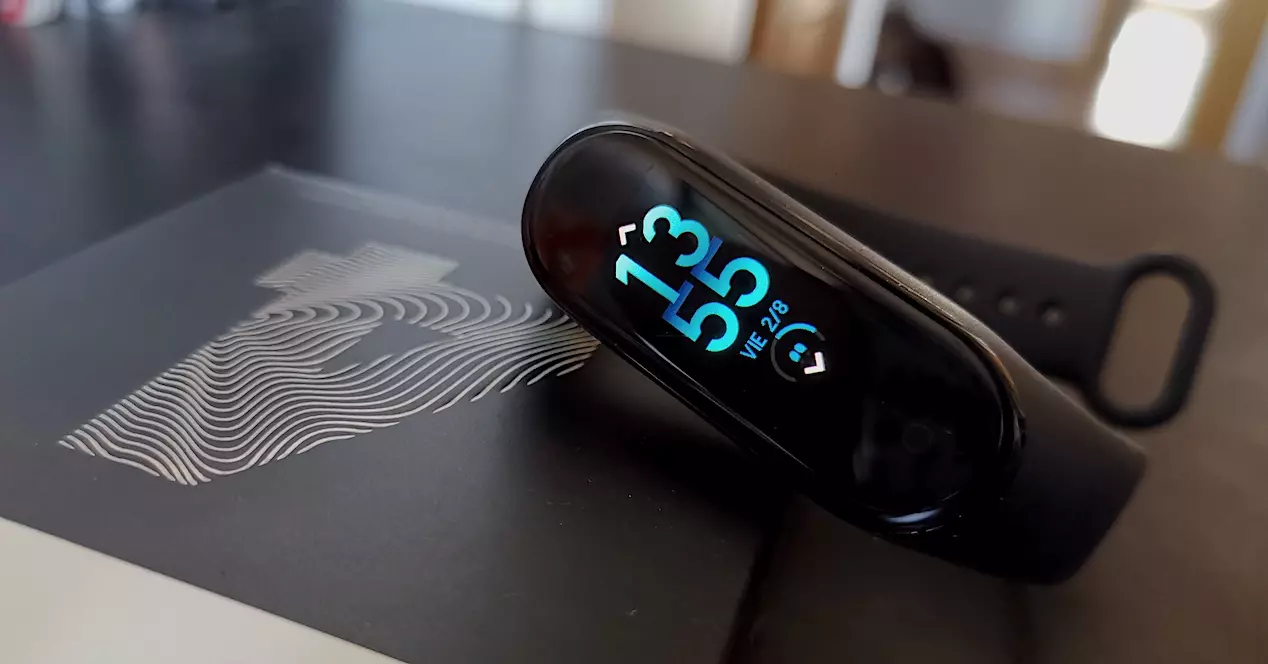 change the screen and design of the Xiaomi Mi Band