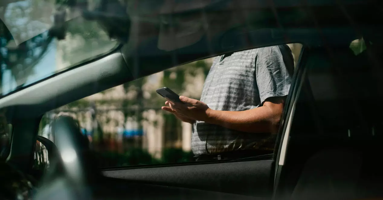 AndroidAutoを使用して携帯電話で車を開く