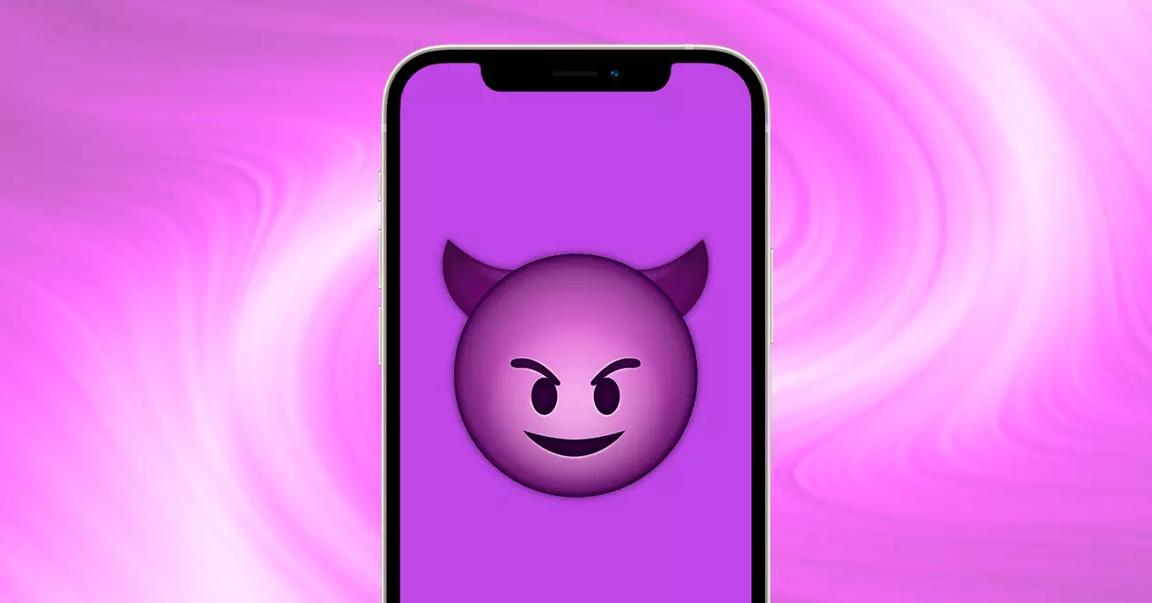 screen of the iPhone 13 turns “purple”