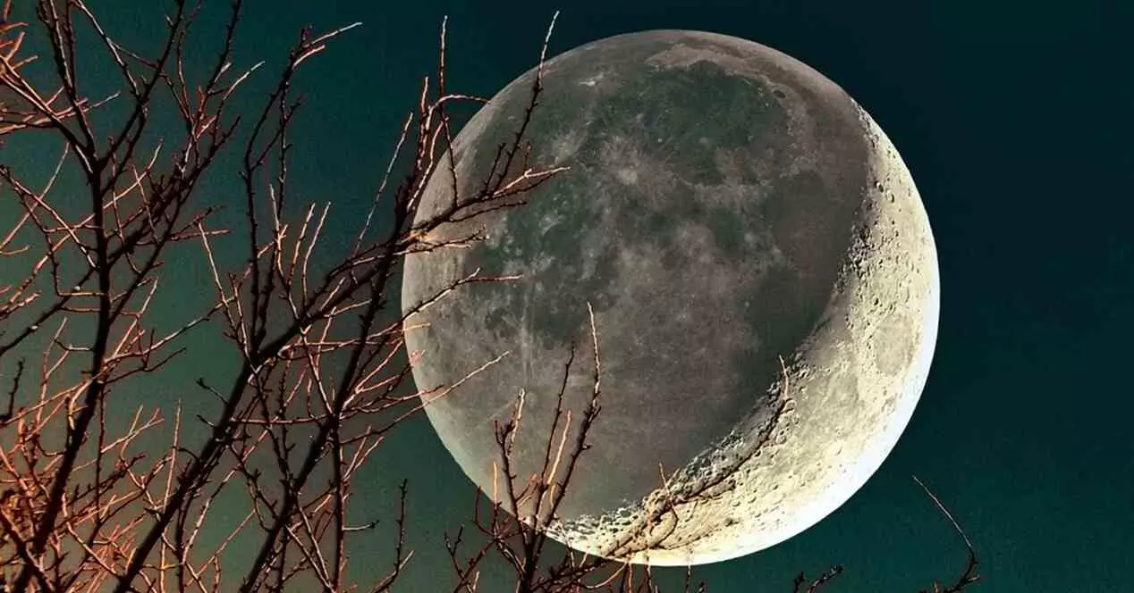 ทำไมดวงจันทร์ถึงแสดงให้เราเห็นใบหน้าเดียวกันเสมอ