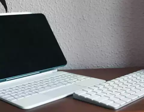 Cum este Magic Keyboard diferită de iPad și Mac