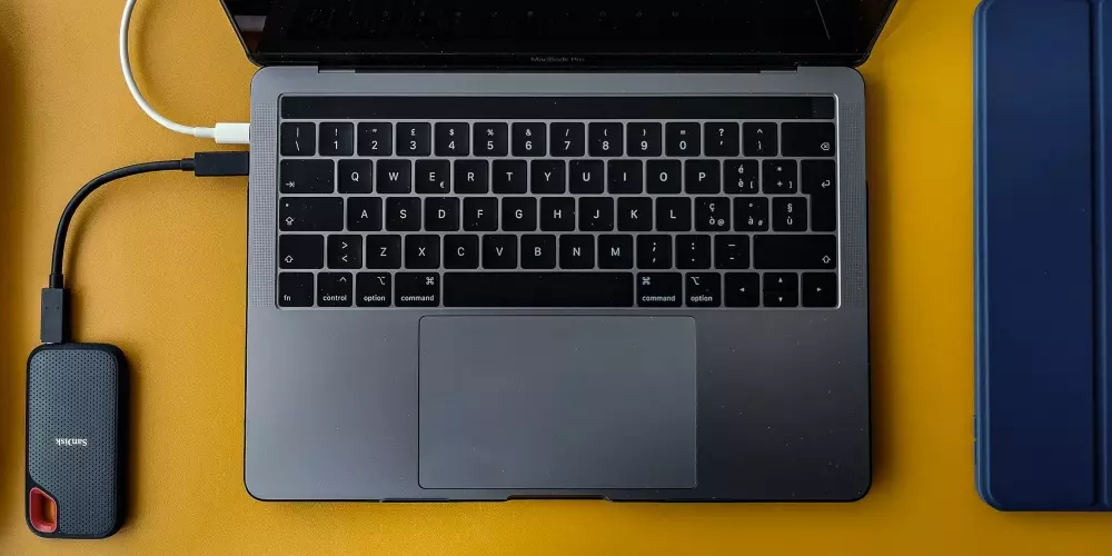 Aufladen des MacBook