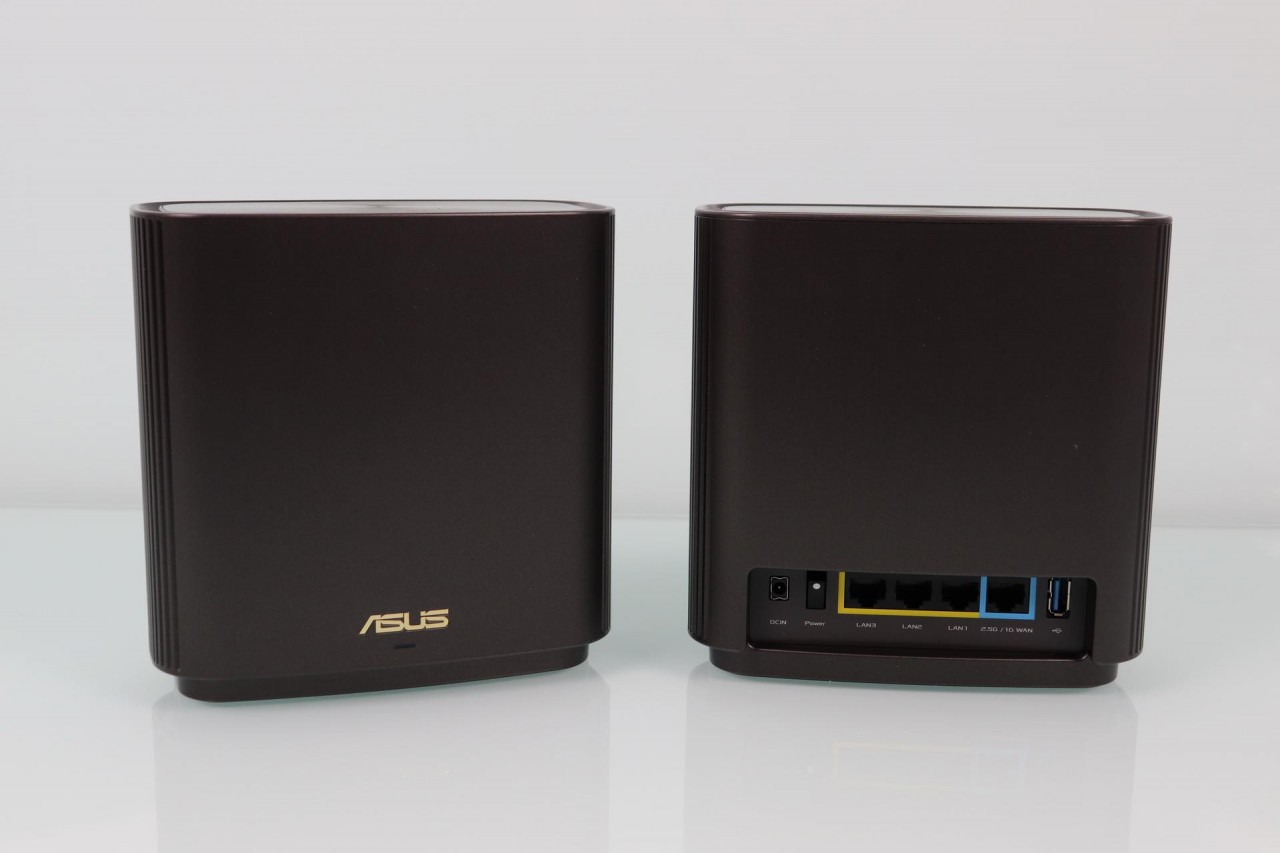 Vista de los dos nodos del system Wi-Fi AiMesh ASUS ZenWiFi AX XT8 en su splendor