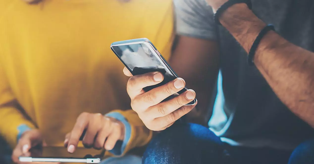 configure the autocomplete tool on Android and iPhone