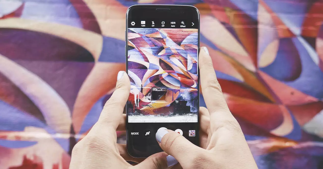 take photos in RAW format with the mobile camera