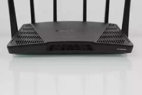 Frontal reititin WiFi Synology RT6600ax ja yksityiskohtaisesti