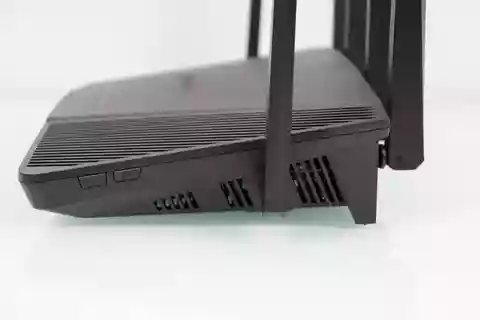 I sidled av routern WiFi Synology RT6600ax med bottoner för tillträde