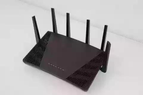 Reititin WiFi 6 Synology RT6600ax ja todo su esplendor