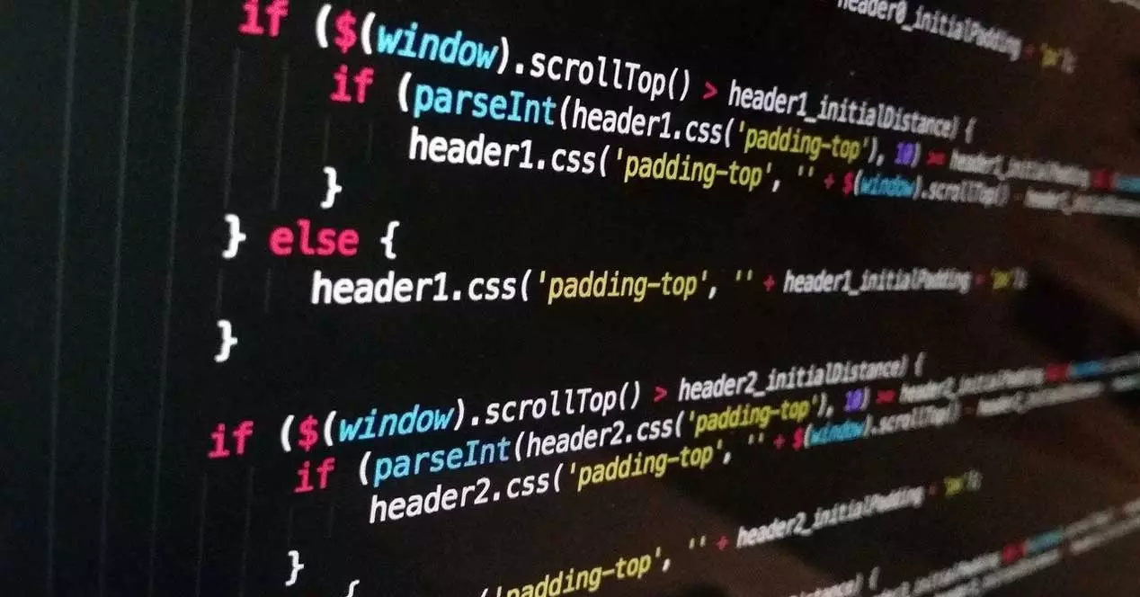 प्रोग्राम के लिए IDE और कोड संपादक के बीच अंतर