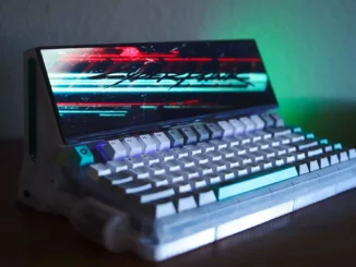 Create a PC inside a mechanical keyboard and the result is... peculiar