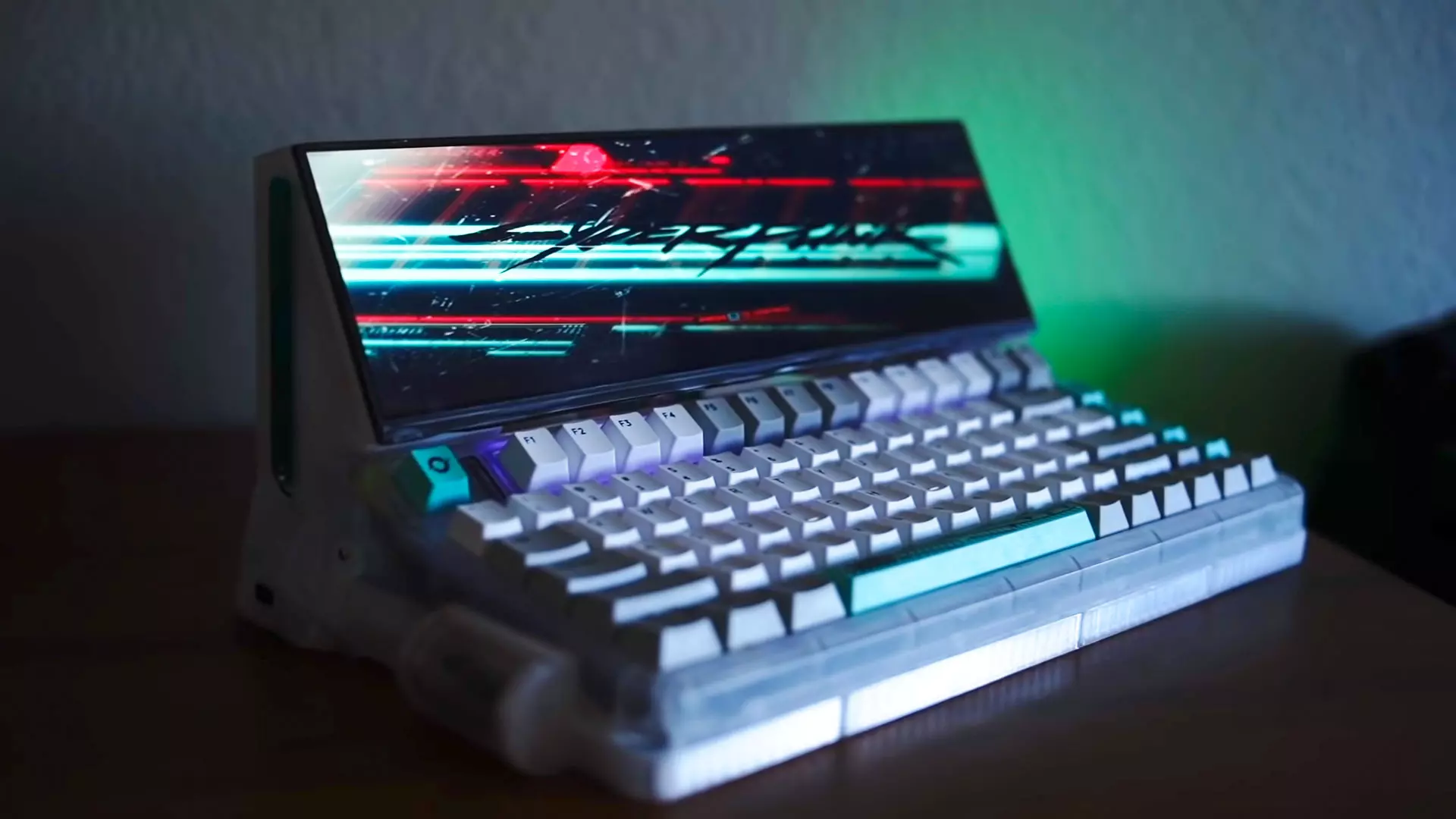 Create a PC inside a mechanical keyboard and the result is... peculiar