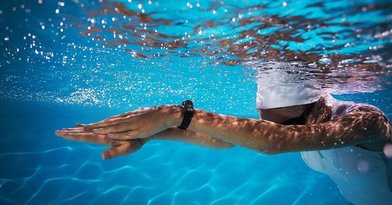 De bedste smartbands til vandsport